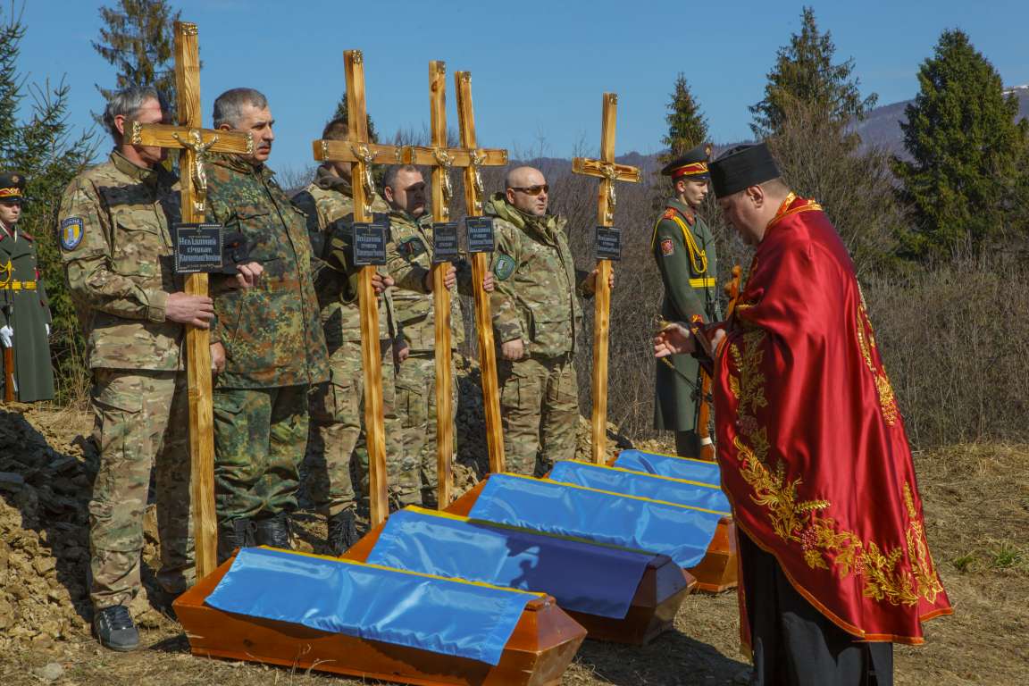 На Воловеччині перепоховали останки п’ятьох карпатських січовиків На Воловеччині перепоховали останки п’ятьох карпатських січовиків