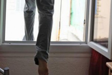 В Ужгороді жінка покінчила життя самогубством, викинувшись з дев’ятого поверху В Ужгороді жінка покінчила життя самогубством, викинувшись з дев’ятого поверху