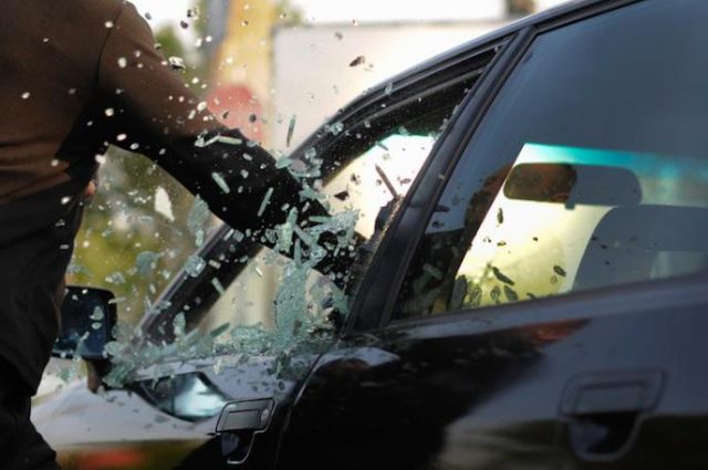Зловмисники пограбували автомобіль керівника будівельної компанії Зловмисники пограбували автомобіль керівника будівельної компанії