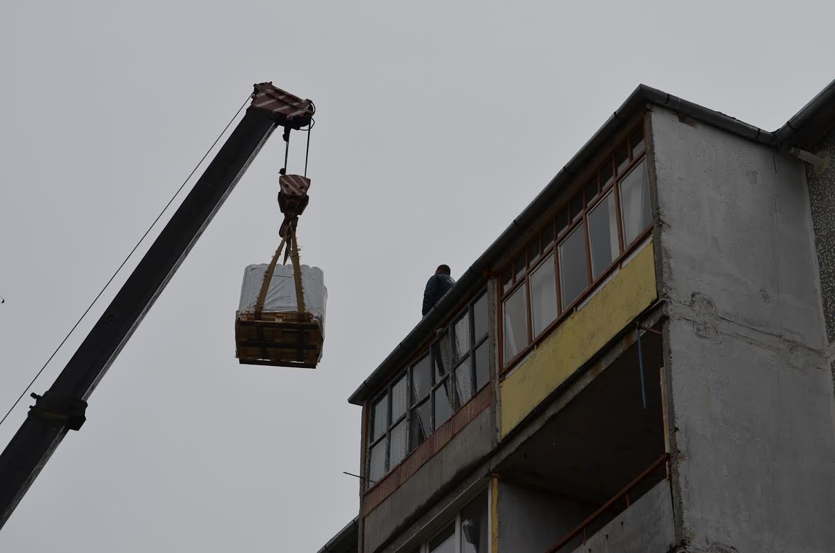 У мікрорайоні Шипка почали ремонтувати дахи багатоповерхівок, які вже роками протікали У мікрорайоні Шипка почали ремонтувати дахи багатоповерхівок, які вже роками протікали