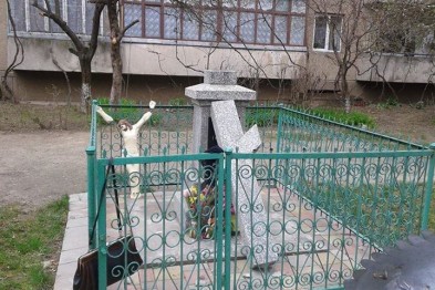 Ужгородські правоохоронці шукають зловмисників, які зламали хрест Ужгородські правоохоронці шукають зловмисників, які зламали хрест
