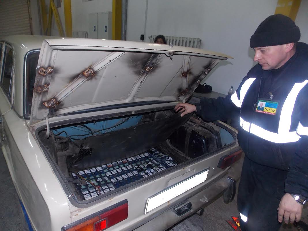 Чоловік на стареньких "Жигулях" намагався перевезти через кордон сигарети Чоловік на стареньких "Жигулях" намагався перевезти через кордон сигарети