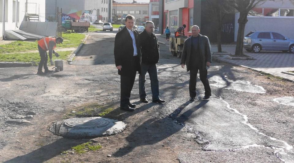 Комунальники ліквідували вибоїни, які утворилися після зими на вулицях Ужгорода Комунальники ліквідували вибоїни, які утворилися після зими на вулицях Ужгорода