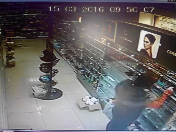 У Тячеві дві безробітні жінки крали парфуми У Тячеві дві безробітні жінки крали парфуми