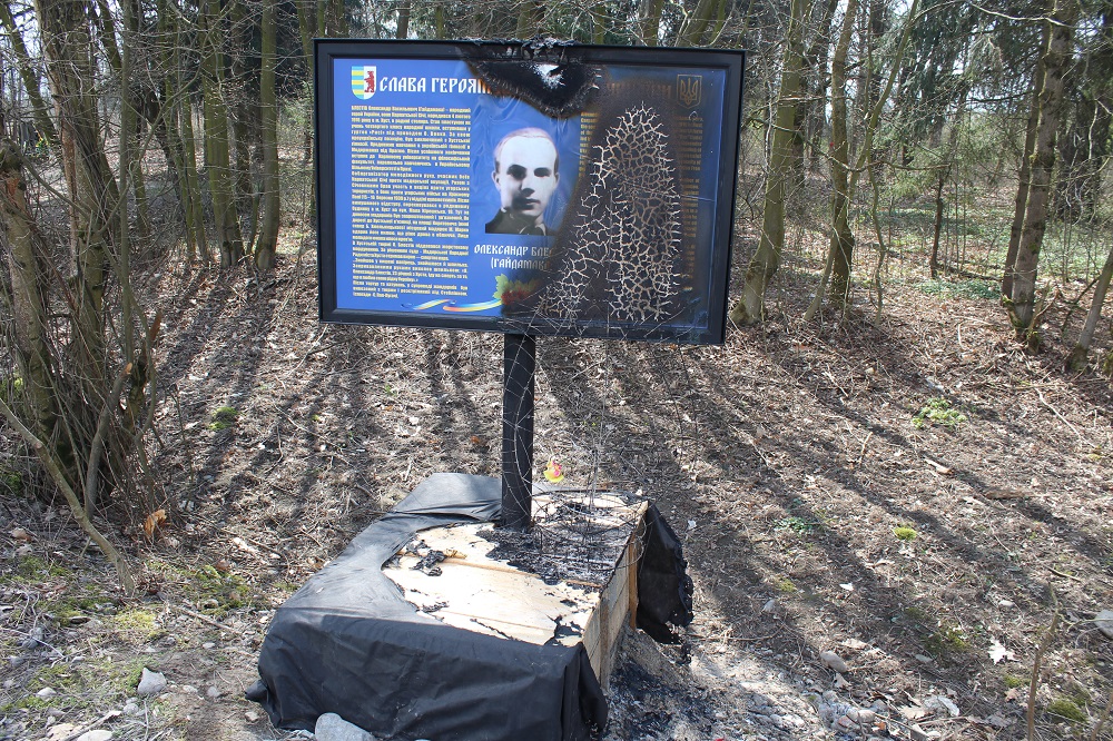 Невідомі вандали підпалили стенд на могилі одного з карпатських січовиків Невідомі вандали підпалили стенд на могилі одного з карпатських січовиків