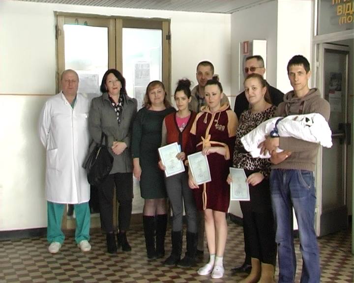 В Хустському пологовому будинку почали видавати свідоцтва про народження В Хустському пологовому будинку почали видавати свідоцтва про народження