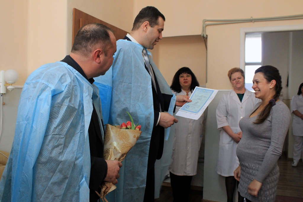 У Виноградівській райлікарні вручили перші свідоцтва про народження У Виноградівській райлікарні вручили перші свідоцтва про народження