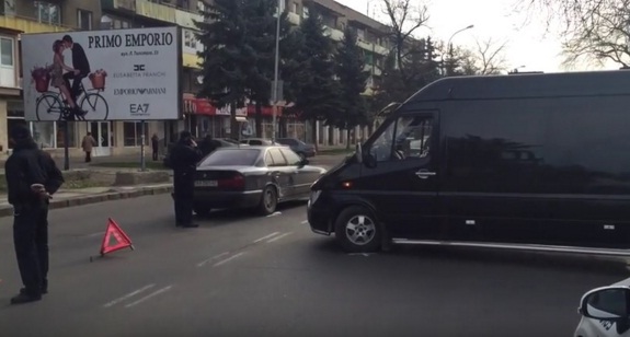 В Ужгороді вантажний мікроавтобус в’їхав у іномарку "BMW" В Ужгороді вантажний мікроавтобус в’їхав у іномарку "BMW"
