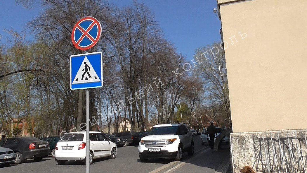 Водій автомобіля на дипломатичних номерах припаркувався прямо під знак "Зупинка заборонена" Водій автомобіля на дипломатичних номерах припаркувався прямо під знак "Зупинка заборонена"