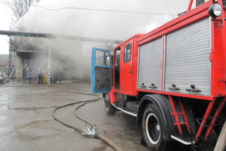 В мікрорайоні Росвигово зранку горіло СТО. Автомобілі від знищення врятували пожежники В мікрорайоні Росвигово зранку горіло СТО. Автомобілі від знищення врятували пожежники