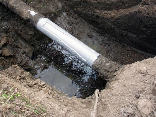 Біля Ужгорода правоохоронці виявили врізку в нафтопровід Біля Ужгорода правоохоронці виявили врізку в нафтопровід