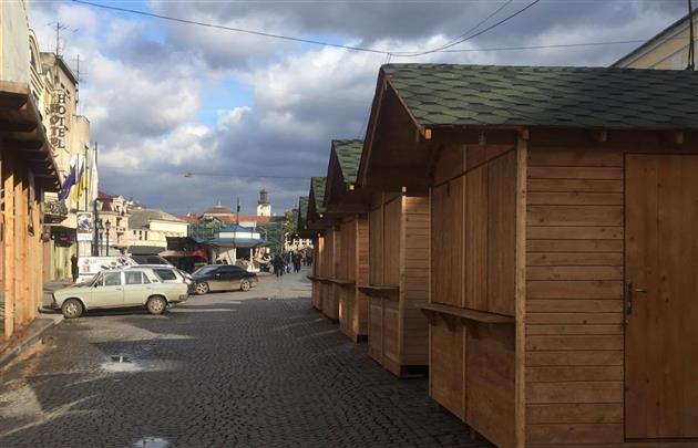 Більше місяця дерев’яні будиночки у центрі Ужгорода пустують Більше місяця дерев’яні будиночки у центрі Ужгорода пустують
