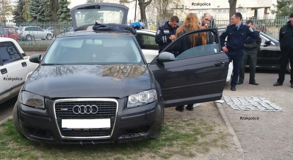 Ужгородські патрульні затримали неадекватного чоловіка, у машині якого виявили таблетки та ніж Ужгородські патрульні затримали неадекватного чоловіка, у машині якого виявили таблетки та ніж
