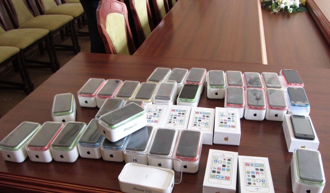 Освітянам Закарпаття передали конфісковані iPhone 5C та 5S Освітянам Закарпаття передали конфісковані iPhone 5C та 5S