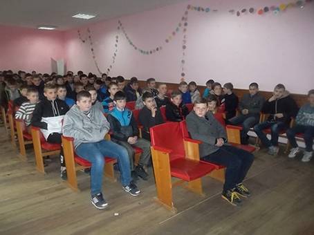 На Тячівщині поліцейські поспілкувались із школярами Дубового На Тячівщині поліцейські поспілкувались із школярами Дубового