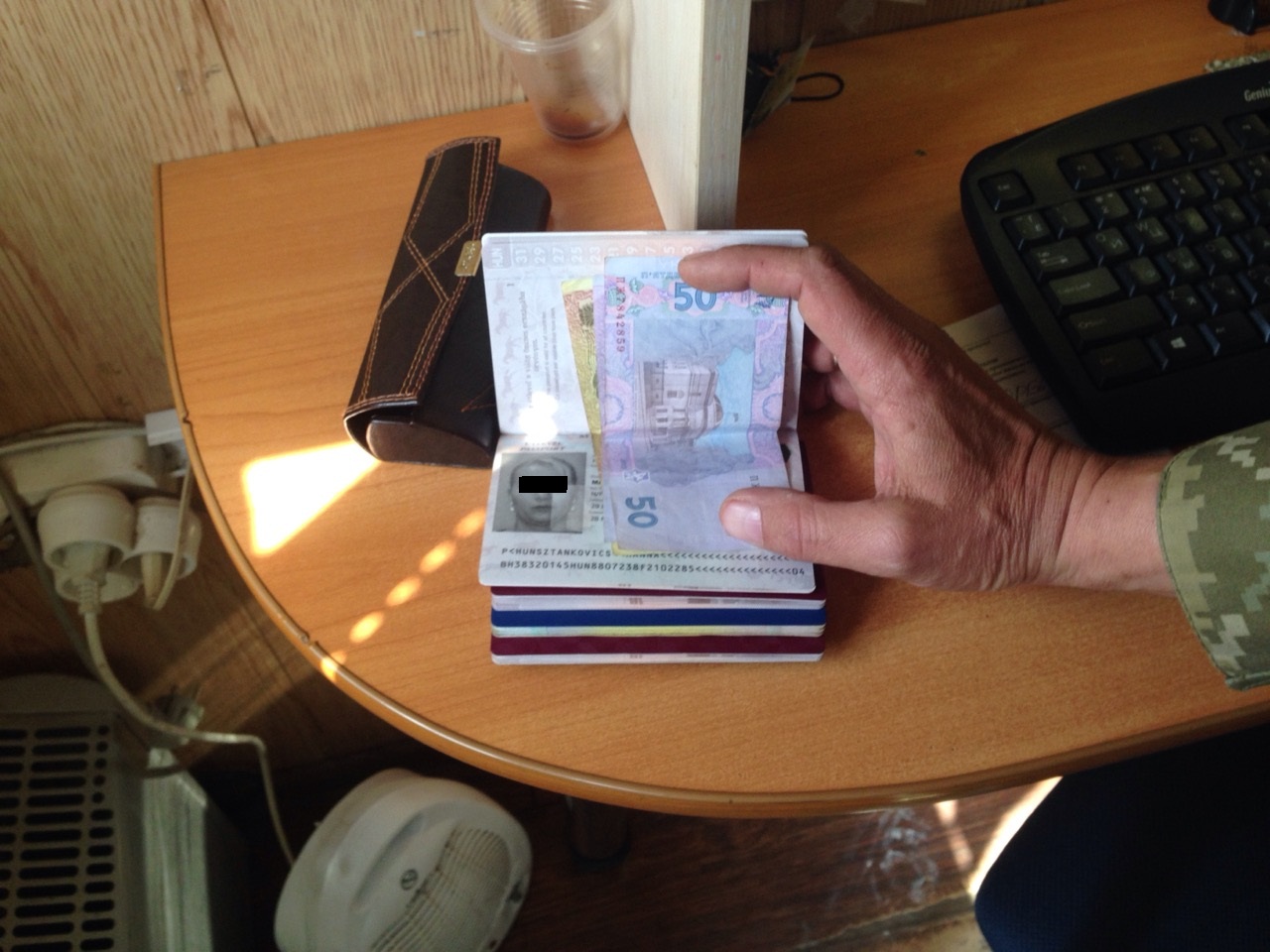 Двоє українців з угорськими паспортами намагались підкупити прикордонників Двоє українців з угорськими паспортами намагались підкупити прикордонників