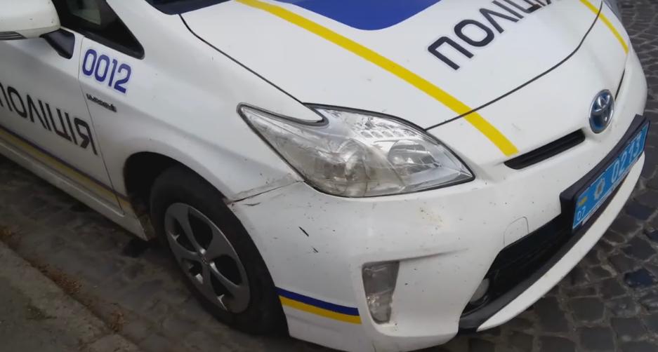 Активісти "Спецконтролю" помітили ушкодження в автомобілі патрульної поліції Мукачева Активісти "Спецконтролю" помітили ушкодження в автомобілі патрульної поліції Мукачева