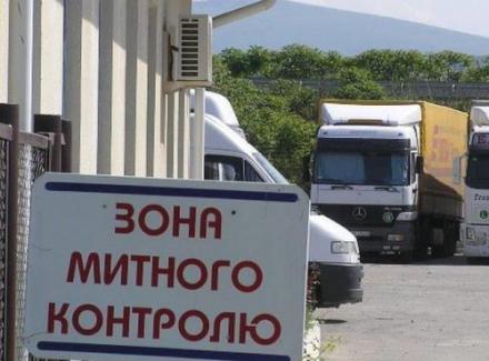 Сотні вантажівок стоять в черзі на КПП "Ужгород" Сотні вантажівок стоять в черзі на КПП "Ужгород"