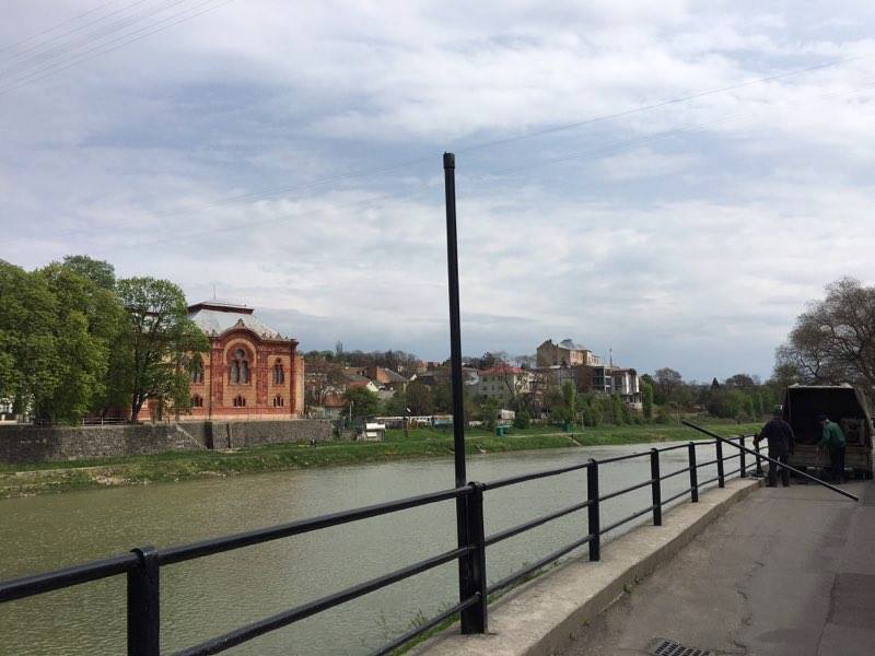 Біля пішоходного мосту в Ужгороді встановлюють вуличні ліхтарі у стилі "ретро" Біля пішоходного мосту в Ужгороді встановлюють вуличні ліхтарі у стилі "ретро"