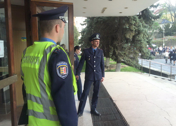 Ужгородську міськраду знову "замінували", але сесія продовжується Ужгородську міськраду знову "замінували", але сесія продовжується