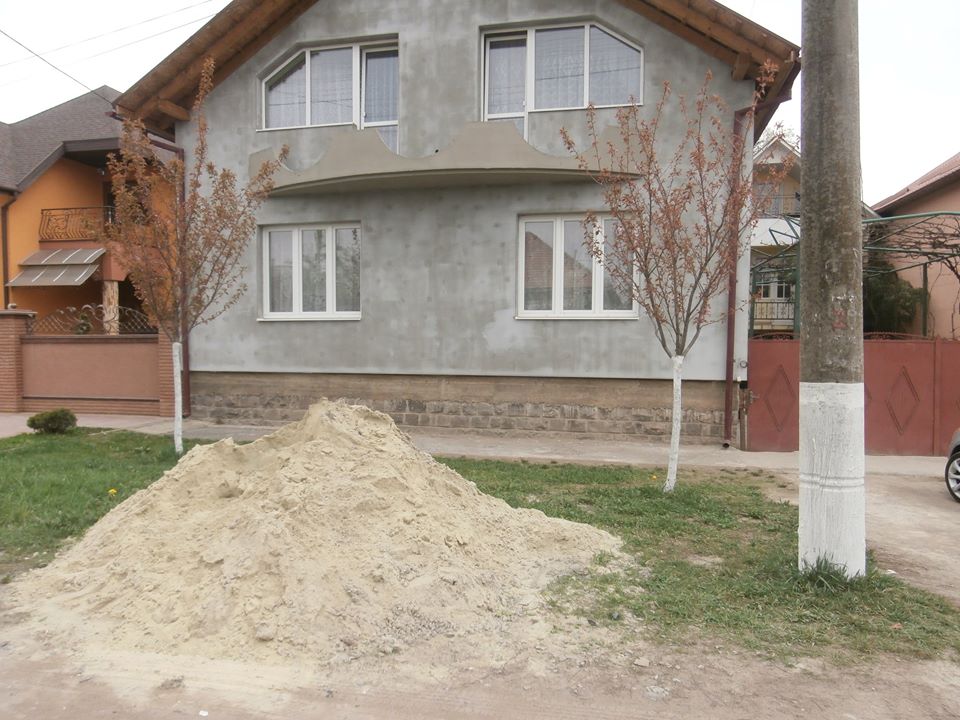 Муніципальна поліція Мукачева штрафуватиме громадян, які складають будівельні матеріали на зелених зонах Муніципальна поліція Мукачева штрафуватиме громадян, які складають будівельні матеріали на зелених зонах