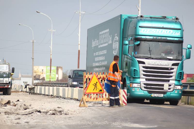 Рух по мосту на вулиці Берегівській об’їзній у Мукачеві і далі обмежений, ремонт триває Рух по мосту на вулиці Берегівській об’їзній у Мукачеві і далі обмежений, ремонт триває