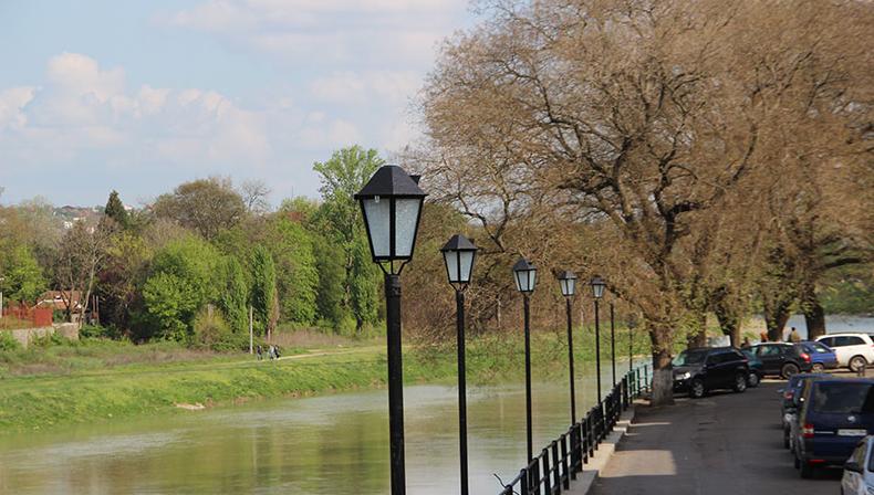 Неподалік пішохідного мосту в Ужгороді встановили сучасні ліхтарі Неподалік пішохідного мосту в Ужгороді встановили сучасні ліхтарі