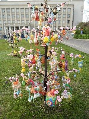 Площу Народну в Ужгороді прикрашатимуть писанковими деревами Площу Народну в Ужгороді прикрашатимуть писанковими деревами