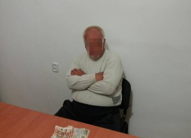 На Берегівщині поліція та СБУ піймали сільського голову на хабарі На Берегівщині поліція та СБУ піймали сільського голову на хабарі