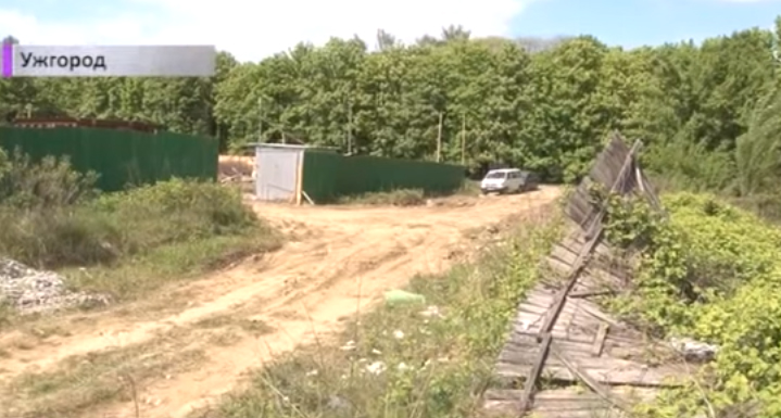 Територію навпроти центрального входу в Боздоський парк закидали сміттям Територію навпроти центрального входу в Боздоський парк закидали сміттям