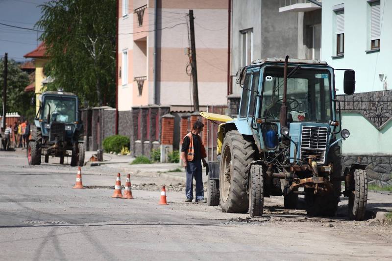 На вулиці Коцюбинського у Мукачеві латають дорогу та оновлюють ливневу систему На вулиці Коцюбинського у Мукачеві латають дорогу та оновлюють ливневу систему