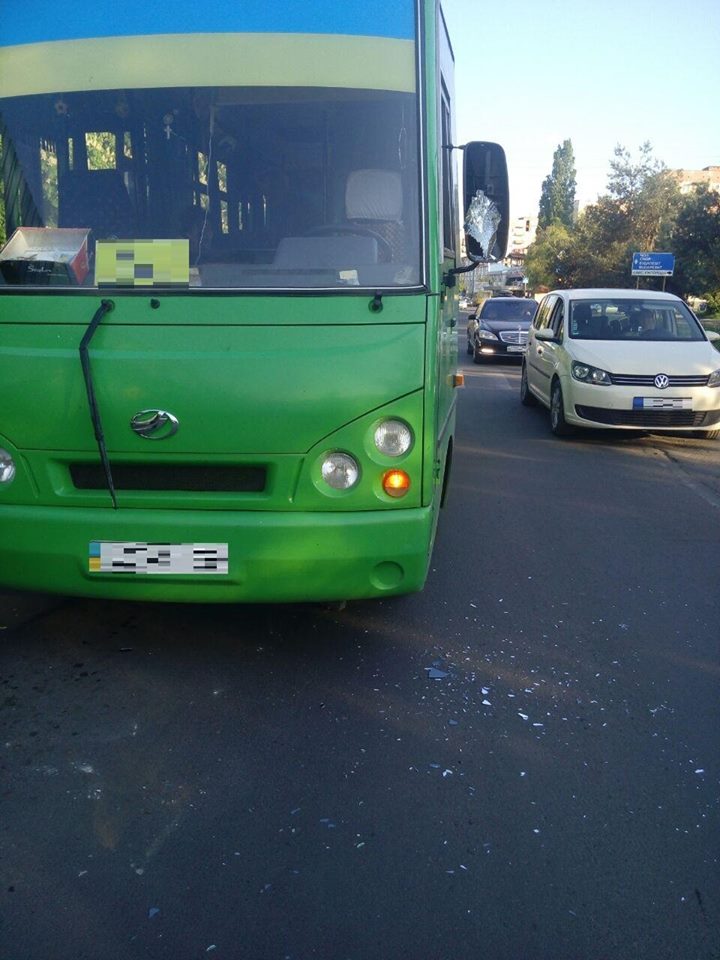 На одній з автобусних зупинок Ужгорода п’яний чоловік влаштував бійку з водієм На одній з автобусних зупинок Ужгорода п’яний чоловік влаштував бійку з водієм
