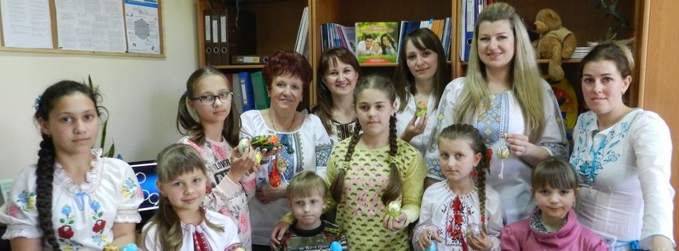 Діти мобілізованих та загиблих учасників АТО виготовляли писанки для головного великоднього дерева Чопа Діти мобілізованих та загиблих учасників АТО виготовляли писанки для головного великоднього дерева Чопа