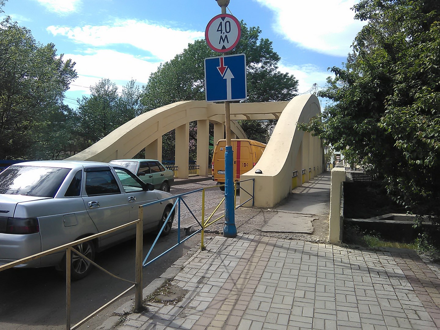 В Іршаві оновили центральний міст: декоративний паркан підлатали, а поручні пофарбували В Іршаві оновили центральний міст: декоративний паркан підлатали, а поручні пофарбували
