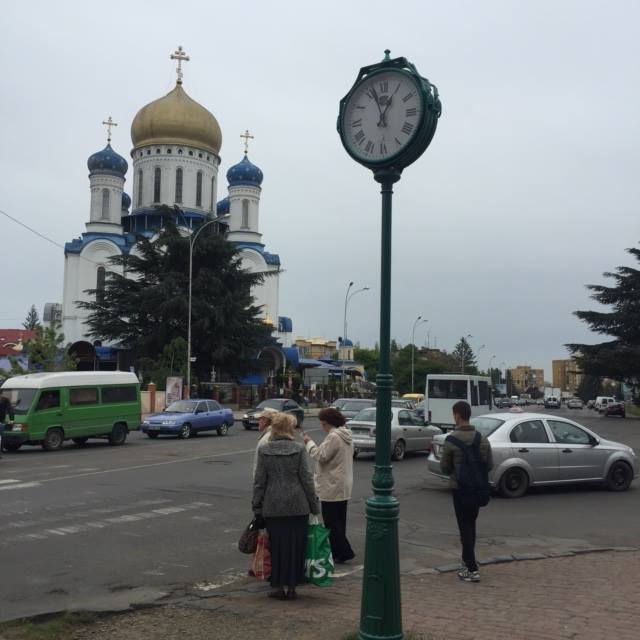 Годинники "повернулись" на вулиці Ужгорода Годинники "повернулись" на вулиці Ужгорода