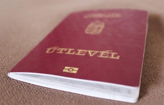 На Закарпатті впіймали держслужбовця з угорським паспортом. Його буде звільнено На Закарпатті впіймали держслужбовця з угорським паспортом. Його буде звільнено