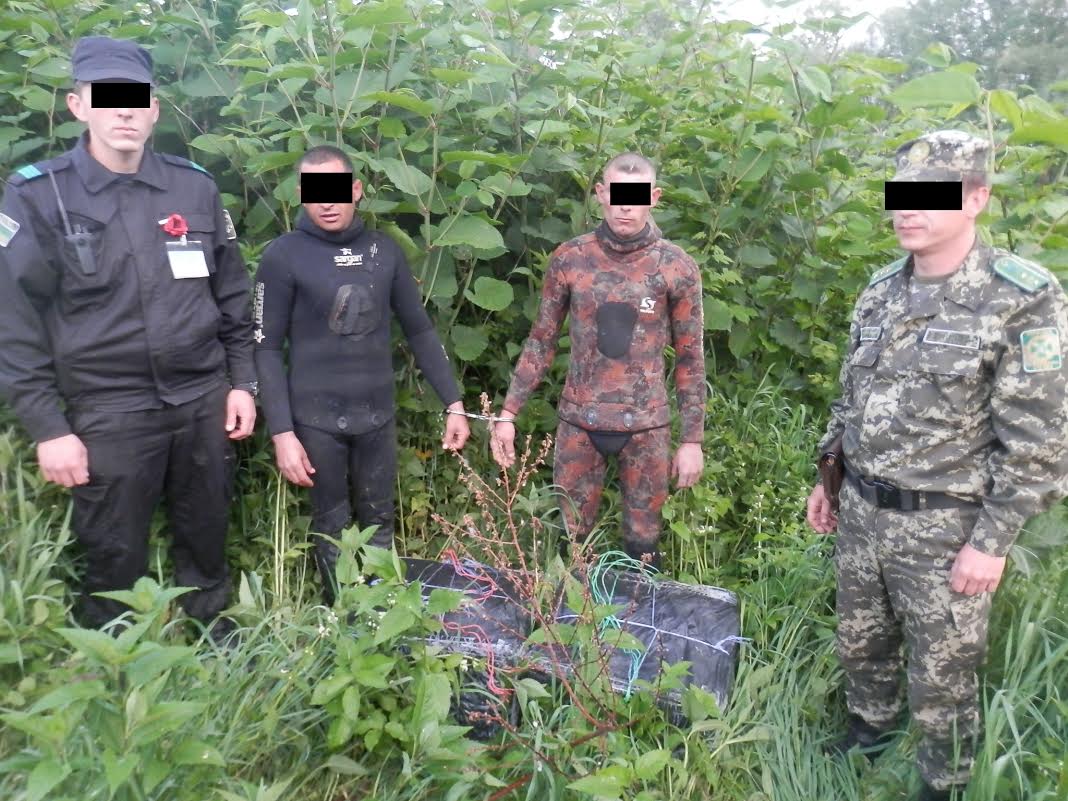 За 10 метрів від держкордону затримано "водолазів" із більше, ніж двома тисячами пачок сигарет За 10 метрів від держкордону затримано "водолазів" із більше, ніж двома тисячами пачок сигарет