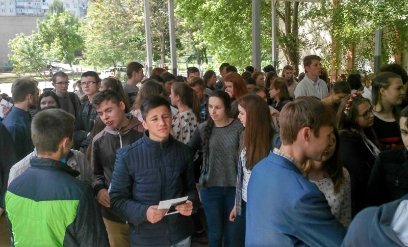 ФОТО: Галагов.тв Школу під час ЗНО в Ужгороді "замінував" студент через свою подругу