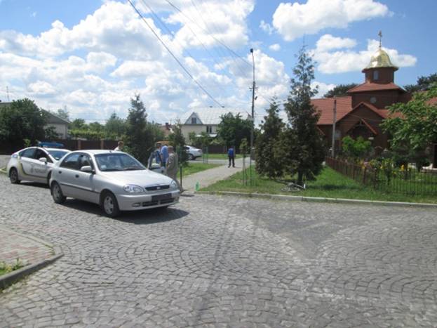 У Мукачеві жінка за кермом "Ланоса" не вписалась у поворот і збила на тротуарі велосипедиста У Мукачеві жінка за кермом "Ланоса" не вписалась у поворот і збила на тротуарі велосипедиста