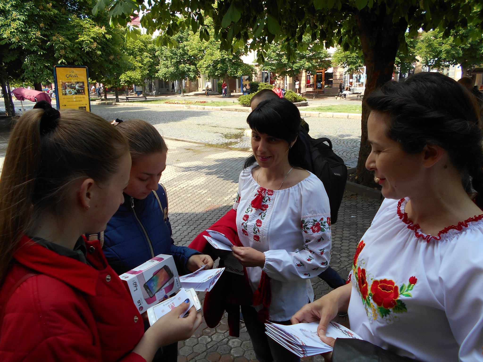 Мукачівців з нагоди Дня вишиванки закликали одягнути національне вбрання Мукачівців з нагоди Дня вишиванки закликали одягнути національне вбрання