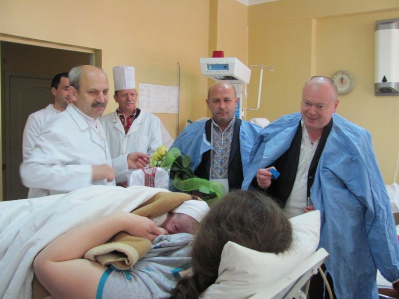 Новонародженому маляті у Рахові подарували крихітну вишиту сорочечку та золотий хрестик Новонародженому маляті у Рахові подарували крихітну вишиту сорочечку та золотий хрестик