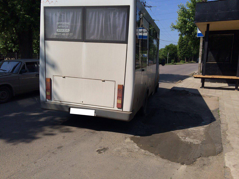 Із погрозами та лайкою ужгородський шофер "випхав" із маршрутки двох школярок Із погрозами та лайкою ужгородський шофер "випхав" із маршрутки двох школярок