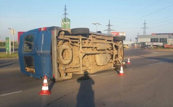 Біля ринку "ГІД" водій перевернув власний "Mercedes" і втік з місця події Біля ринку "ГІД" водій перевернув власний "Mercedes" і втік з місця події