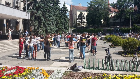 З півсотні ужгородських одинадцятикласників в Ужгороді вчаться танцювати вальс З півсотні ужгородських одинадцятикласників в Ужгороді вчаться танцювати вальс