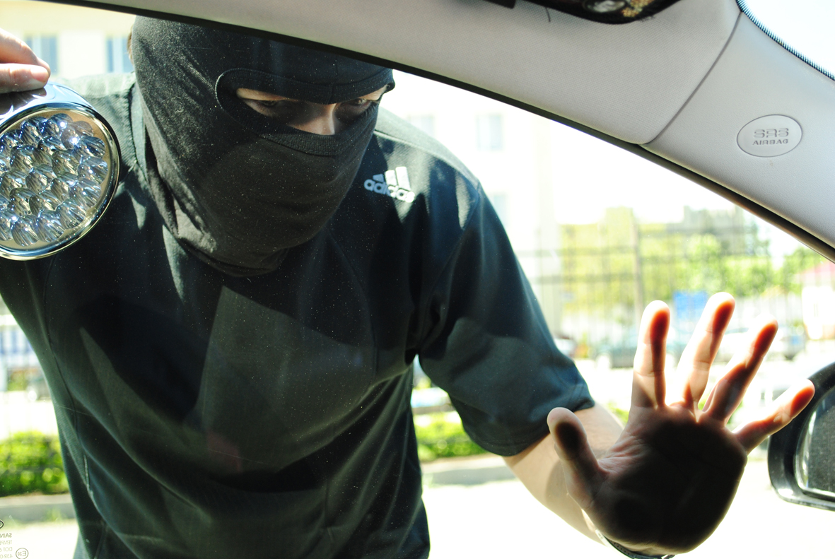 На Закарпатті злодії обікрали двох автовласників на 15 тисяч гривень На Закарпатті злодії обікрали двох автовласників на 15 тисяч гривень