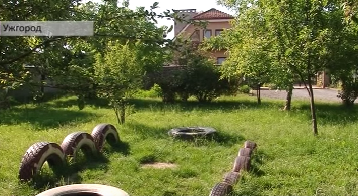 В Ужгороді розгорівся скандал через будівництво гаража на ігровому майданчику В Ужгороді розгорівся скандал через будівництво гаража на ігровому майданчику