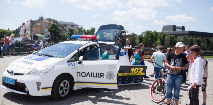 У центрі Ужгорода патрульні поспілкувались із мешканцями обласного центру У центрі Ужгорода патрульні поспілкувались із мешканцями обласного центру
