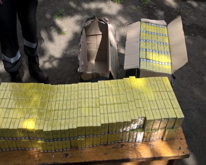 Чергову партію контрабандних цигарок намагались переправити за кордон під вантажем аглоруди Чергову партію контрабандних цигарок намагались переправити за кордон під вантажем аглоруди