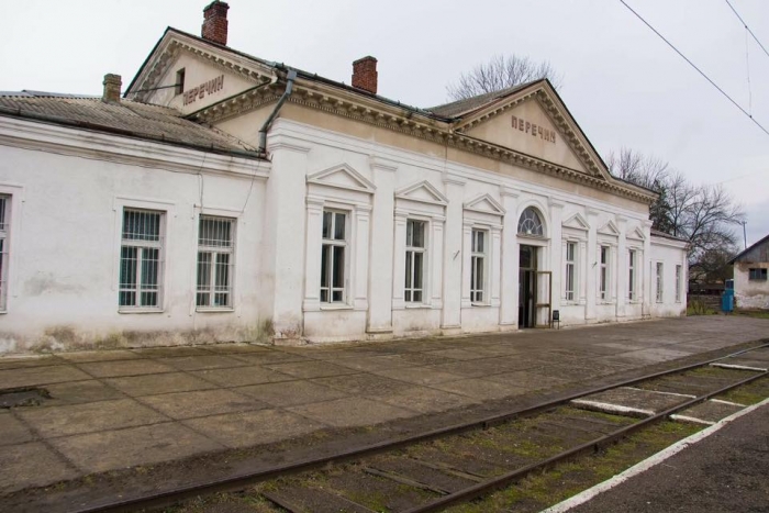 У стелі залізничного вокзалу Перечина ніяк не залатають велику дірку У стелі залізничного вокзалу Перечина ніяк не залатають велику дірку