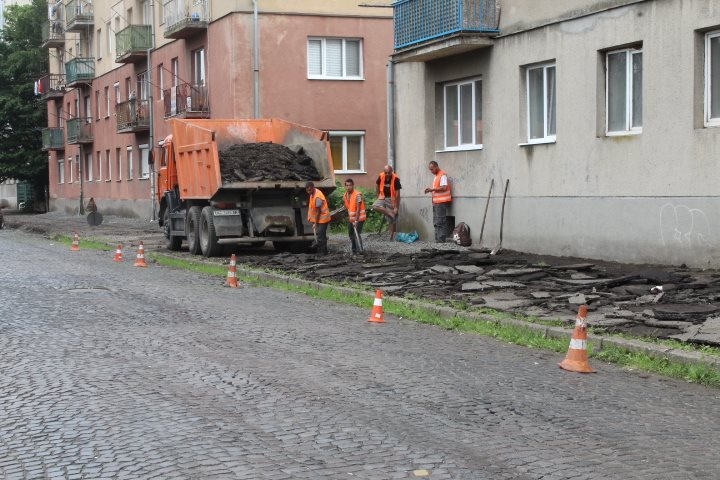На вулиці Парканія у Мукачеві ремонтують тротуар На вулиці Парканія у Мукачеві ремонтують тротуар